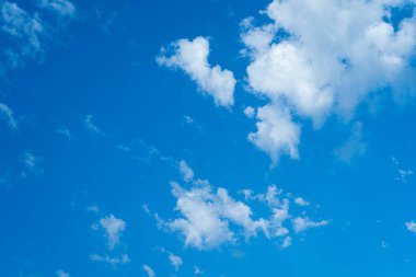 Mavi bulutlu gökyüzünde bulutlar