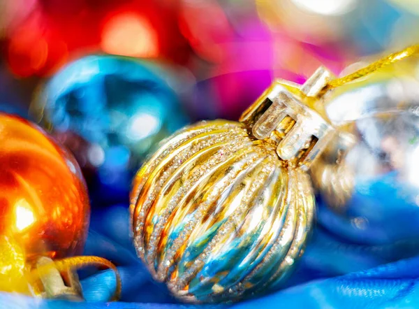 Renkli Noel ağacı oyuncaklarının Noel arkaplanı.