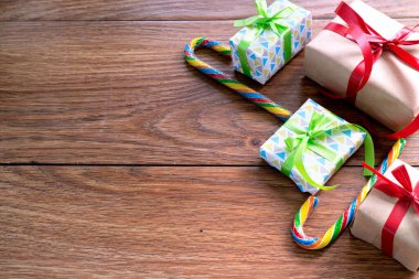 Hediyelerin ve tatlıların sağındaki koyu ahşap arka planda Noel kompozisyonu, üst manzara. Metin için alanı olan yeni yıl veya Noel arkaplanı