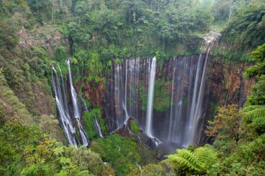 Endonezya, Java 'da Tumpak Sewu şelalesi