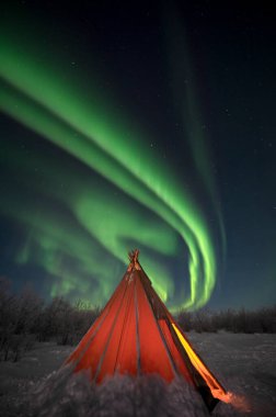 Aurora Borealis Kuzey Işıkları Abisko yakınlarında ve Arktik İsveç 'te Tornetrask Gölü. Yüksek kalite fotoğraf