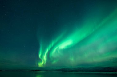 Aurora Borealis Kuzey Işıkları Abisko yakınlarında ve Arktik İsveç 'te Tornetrask Gölü. Yüksek kalite fotoğraf