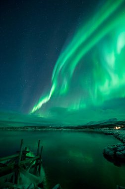 Aurora Borealis Kuzey Işıkları Abisko yakınlarında ve Arktik İsveç 'te Tornetrask Gölü. Yüksek kalite fotoğraf
