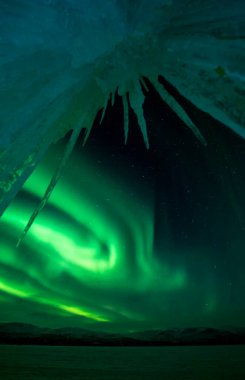 Aurora Borealis Kuzey Işıkları Abisko yakınlarında ve Arktik İsveç 'te Tornetrask Gölü. Yüksek kalite fotoğraf