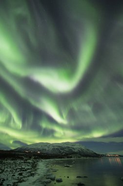 Aurora Borealis Kuzey Işıkları Abisko yakınlarında ve Arktik İsveç 'te Tornetrask Gölü. Yüksek kalite fotoğraf