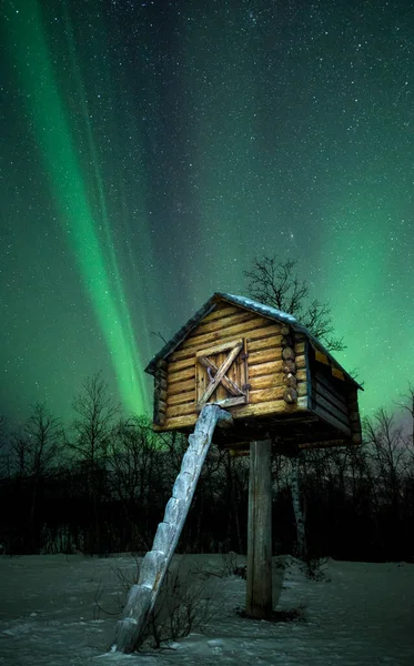 Северное сияние Aurora Borealis в озере Торнетраск, Абиско, Северная Швеция — стоковое фото