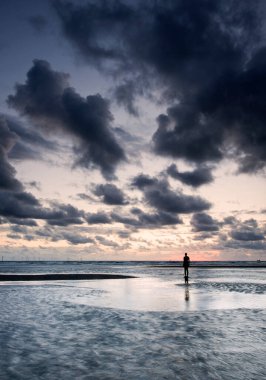 İngiltere 'den Antony Gormley Crosby' nin bir başka Place heykeli. Yüksek kalite fotoğraf