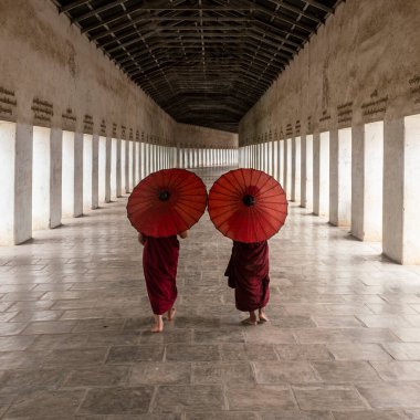 Bagan Myanmar 'daki öğrenci keşişler. Yüksek kalite fotoğraf