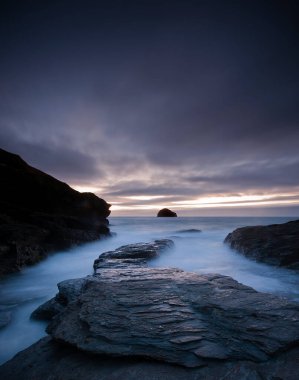 İngiltere, Cornwall 'daki Trebarwith Strand' de günbatımı. Yüksek kalite fotoğraf