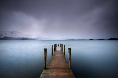 Lake District, İngiltere 'deki Derwentwater' da Ashness İskelesi ahşap iskelesi. Yüksek kalite fotoğraf