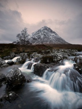 Buachaille Etive Mor ya da Glencoe, İskoçya 'daki Etive' in büyük çobanı. Yüksek kalite fotoğraf