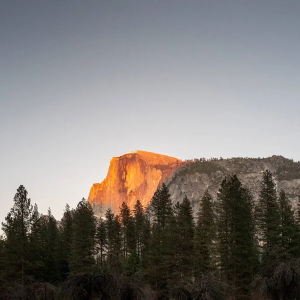 Yosemite Ulusal Parkı Kaliforniya Güneş Batarken Yarım Kubbe Zirvesi Yüksek — Stok fotoğraf