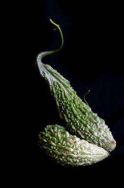 Siyah arka planda acı kabak sebzeleri. Yüksek kalite fotoğraf