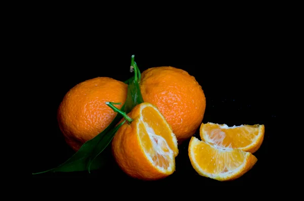 Tangerines Tegen Een Zwarte Achtergrond Hoge Kwaliteit Foto — Stockfoto