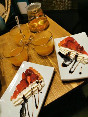 Bir kafede arkadaşlarla oturmak.