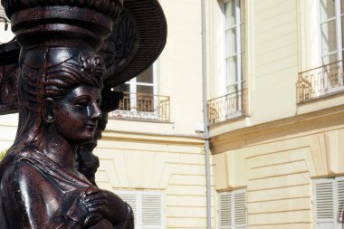 Sokakta bir kadının bronz heykeli