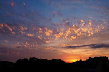 Şehrin üzerinde gün batımı