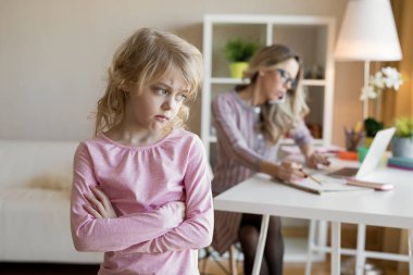 İşkadını çocuğunu dikkat olmadan yaptı iken çalışma meşgul