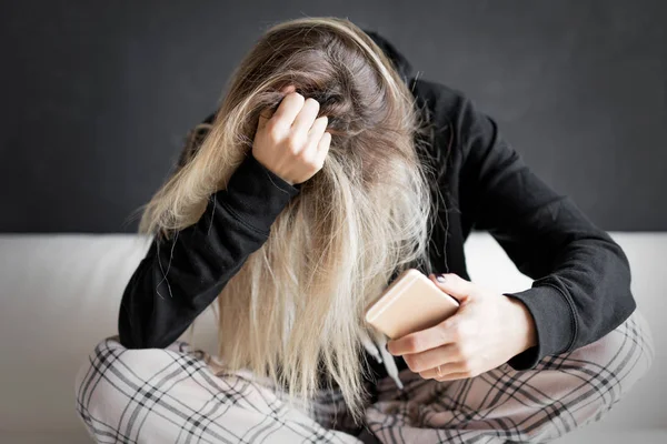 Mulher Desesperada Segurando Telefone Celular — Fotografia de Stock