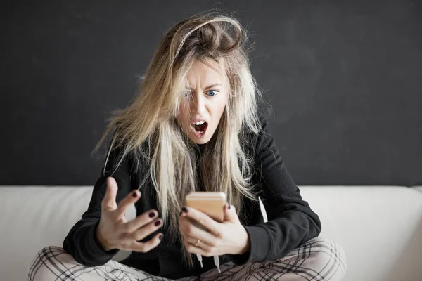 Angry Woman Looking Phone — Stock Photo, Image