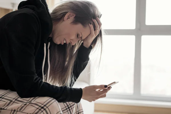 Жінка Тримає Телефон Плаче — стокове фото