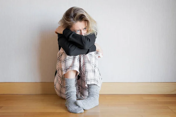 Mujer Triste Sentada Suelo —  Fotos de Stock