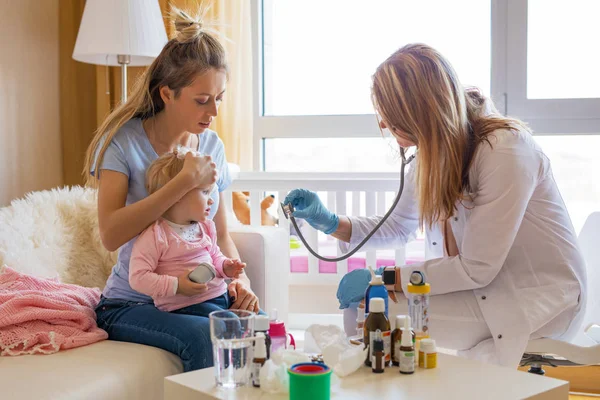 Doctor Visit Sick Baby Home — Stock Photo, Image