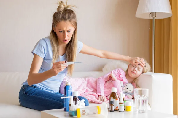 Moeder Controle Van Temperatuur Van Haar Zieke Kind — Stockfoto