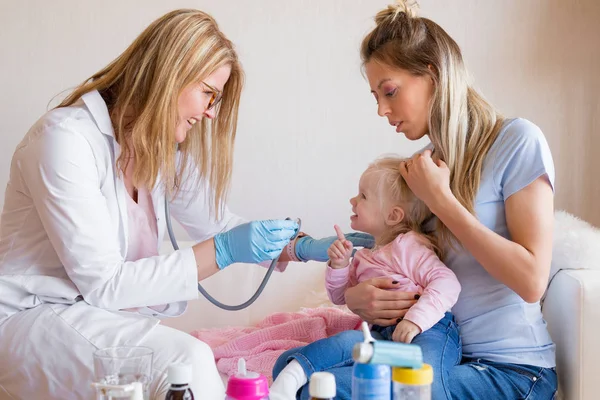 Pediatrician Doctor Visiting Baby Home — Stock Photo, Image