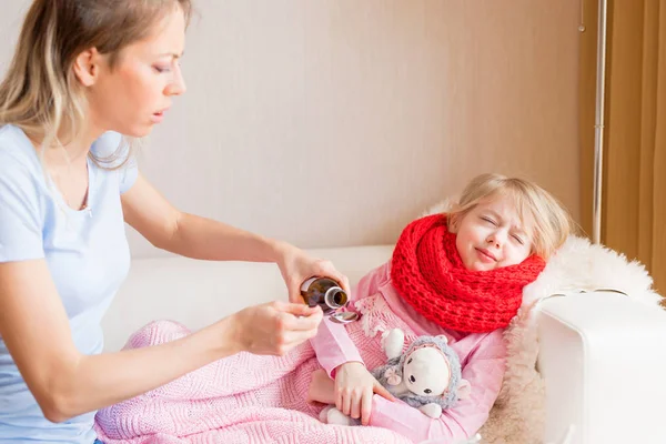 Moeder Geneeskunde Haar Zieke Kind — Stockfoto