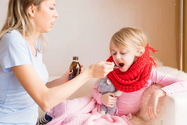 Mom Giving Syrup Her Sick Daughter — Stock Photo, Image