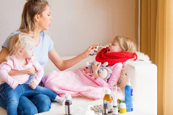 Mãe Tratando Dor Garganta Seu Filho — Fotografia de Stock