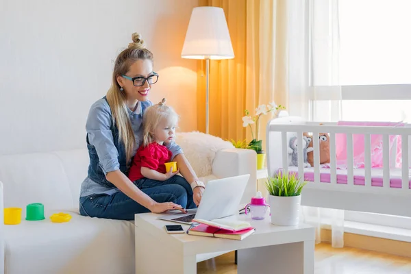 Fique Casa Mãe Trabalhando Laptop Com Criança Seu Colo — Fotografia de Stock
