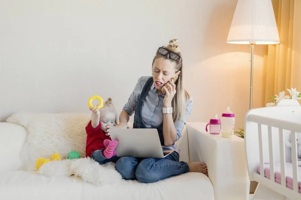 Busy Mom Doesn Have Time Her Kid — Stock Photo, Image