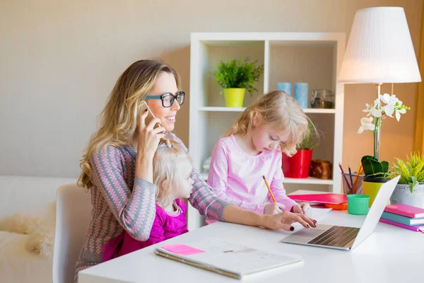 Mamma Con Due Figlie Che Lavorano Casa — Foto Stock