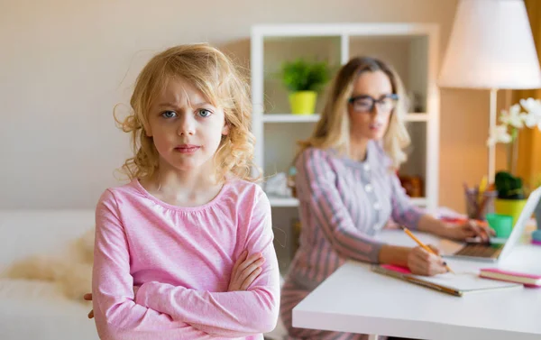 Verdrietig Meisje Permanent Naast Haar Werkende Moeder — Stockfoto