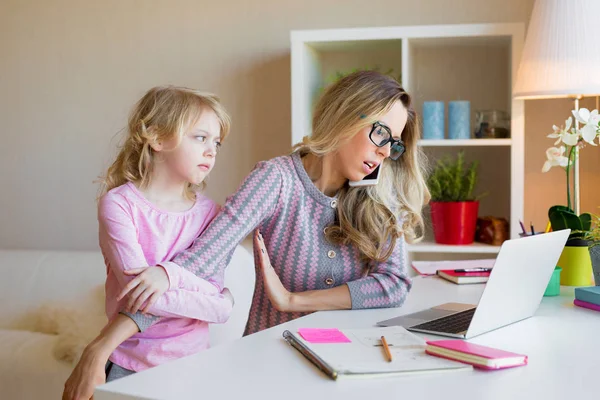 Busy Working Mother Doesn Have Time Her Kid — Stock Photo, Image