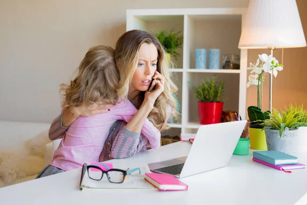 Workaholic Moeder Bezet Werken Negeert Haar Kind — Stockfoto