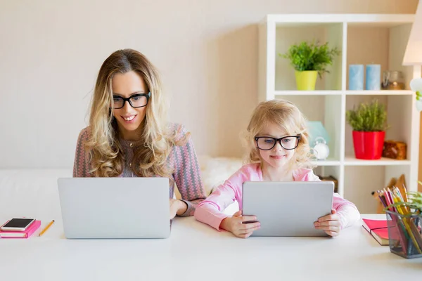 Mamma Figlia Utilizzando Tecnologia Moderna Insieme — Foto Stock