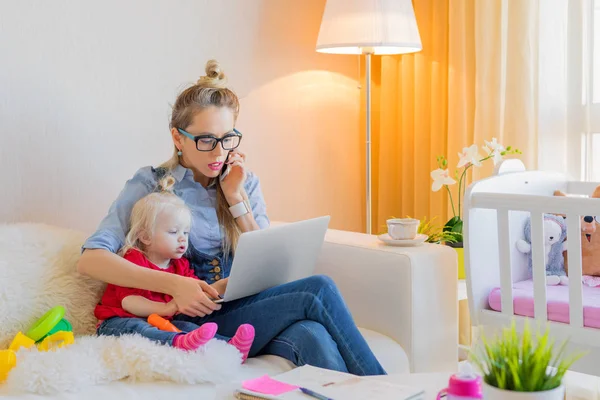 Moeder Met Peuter Die Laptop Werkt — Stockfoto