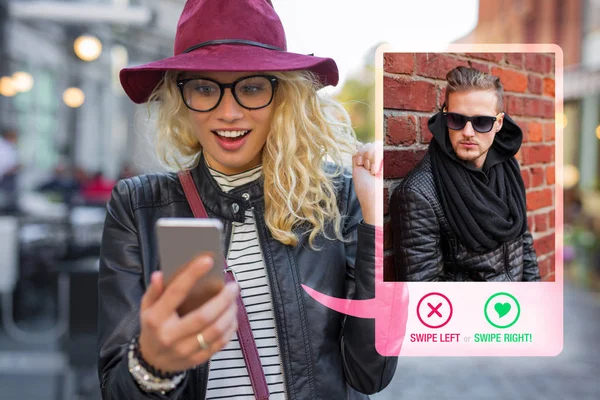 Genç Kadın Dating App Üstünde Hareket Eden Telefon Kullanarak — Stok fotoğraf