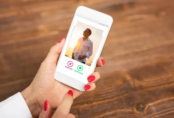 Tanışma App Swiping Kullanıcı Fotoğraf Kullanan Kadın — Stok fotoğraf