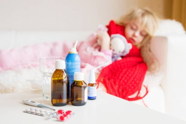 Yatakta uyuyan hasta çocuk