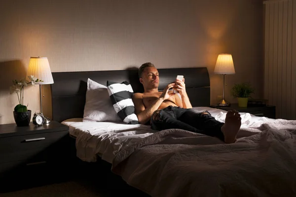 Uomo Che Utilizza Telefono Cellulare Letto — Foto Stock