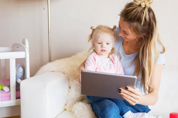 Mom Using Tablet Together Her Kid — Stock Photo, Image