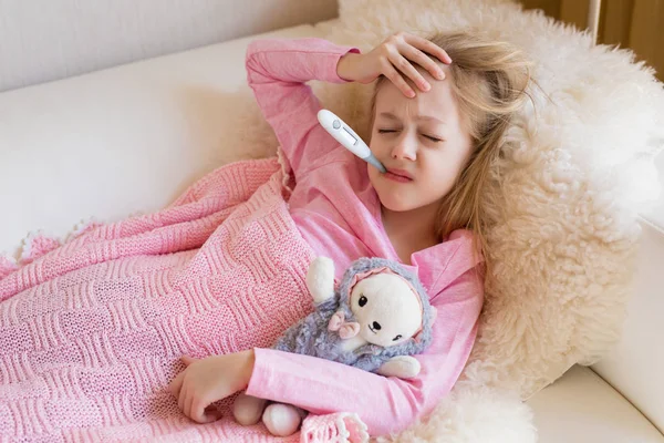 Pequena Menina Doente Com Alta Temperatura — Fotografia de Stock