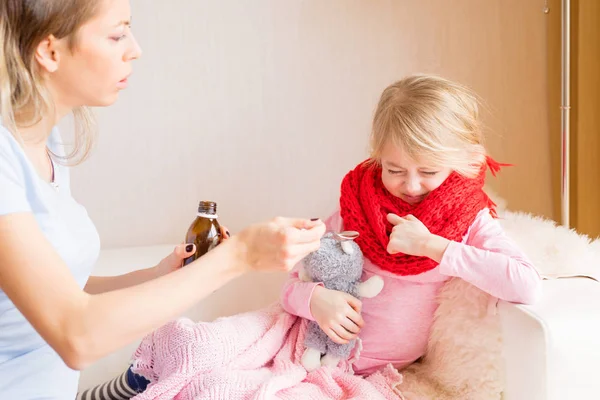 Mãe Dando Remédios Para Seu Filho Doente — Fotografia de Stock