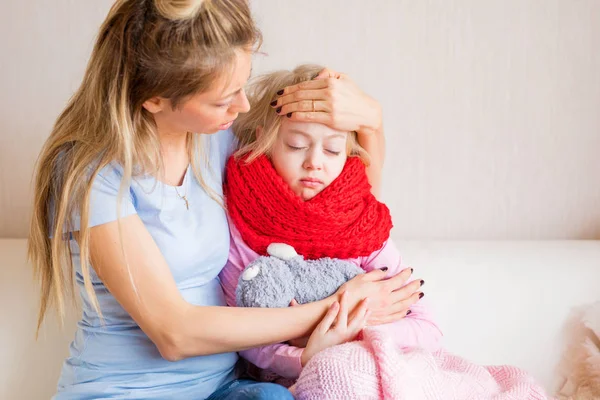 Cuidar Madre Junto Con Hijo Enfermo — Foto de Stock