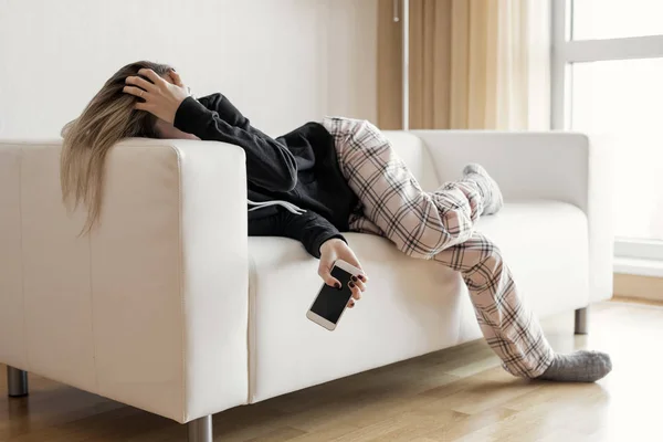 Apathique Paresseux Femme Couché Dans Canapé — Photo