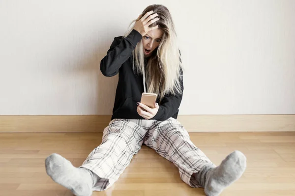 Verrast Vrouw Zoek Naar Haar Telefoon — Stockfoto